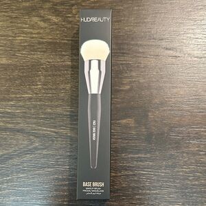 HUDA BEAUTY Base Easy Blur Makeup Brush
